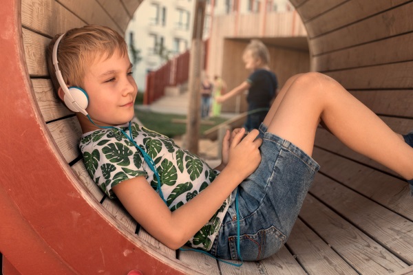 Web_Autism_Every_Child_Unique_Boy_Headphones